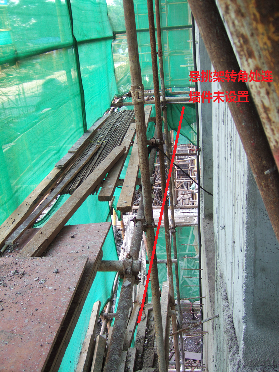 (6)架体应采用刚性连墙件与建筑结构接续,设置的位置,数量应符合设计